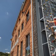 Klettern auf einer künstlichen Außenwand mit einem Ausbilder